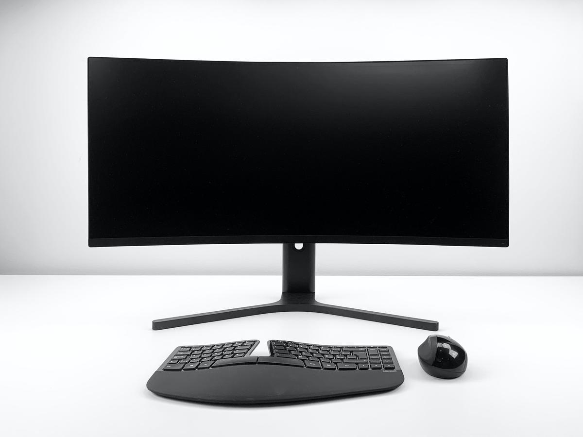 Comparison image of a curved monitor and a flat monitor side by side, demonstrating the visual differences between the two designs.