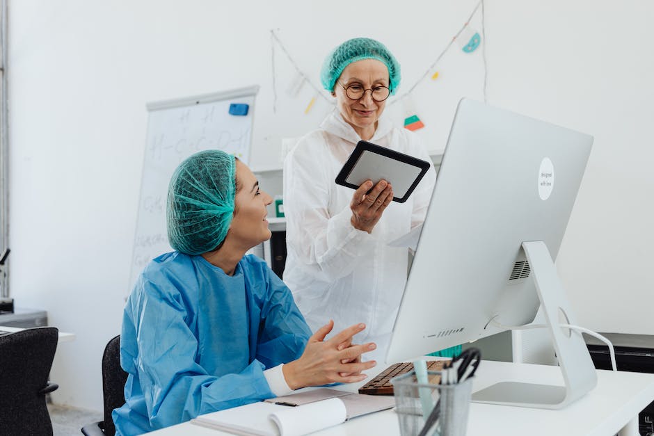 An image of researchers studying dementia in a lab.