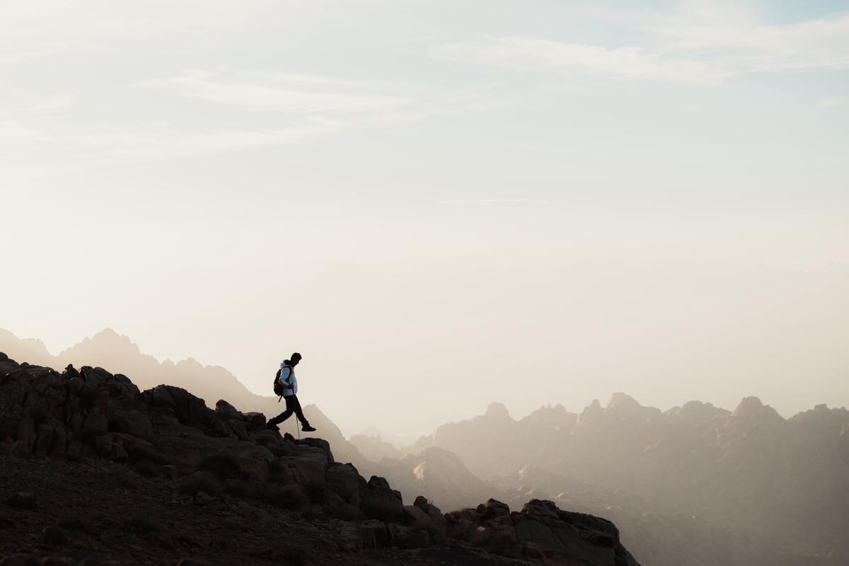 An image showing a person climbing a mountain. It symbolizes the challenges and opportunities of career advancement amidst long-term job tenure.