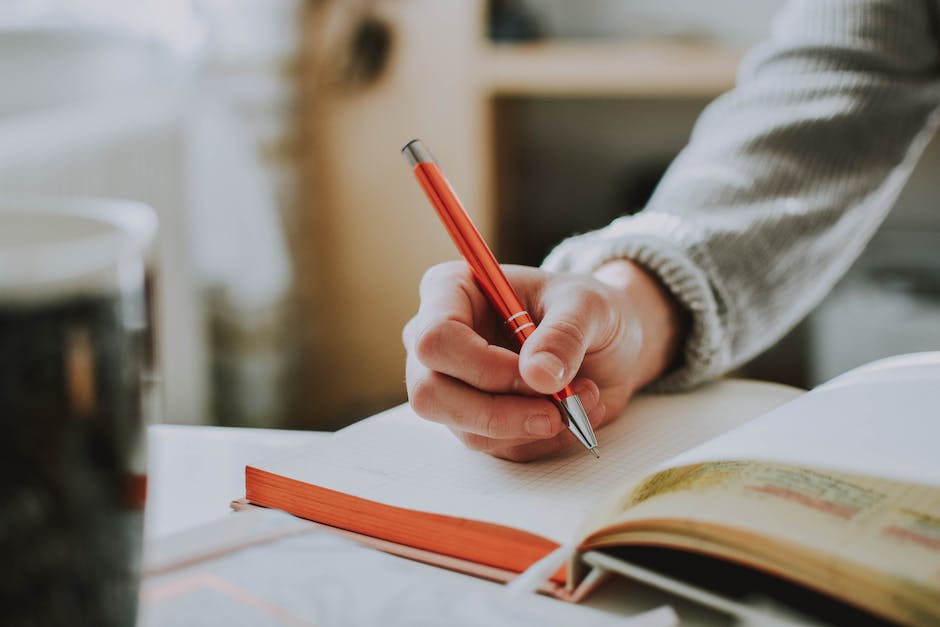 An image illustrating a journalist holding a notebook and a pencil, symbolizing the importance of ethics in journalism