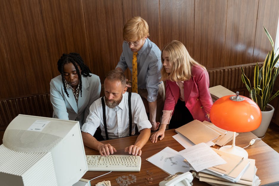 Illustration of a team collaborating on a software engineering project